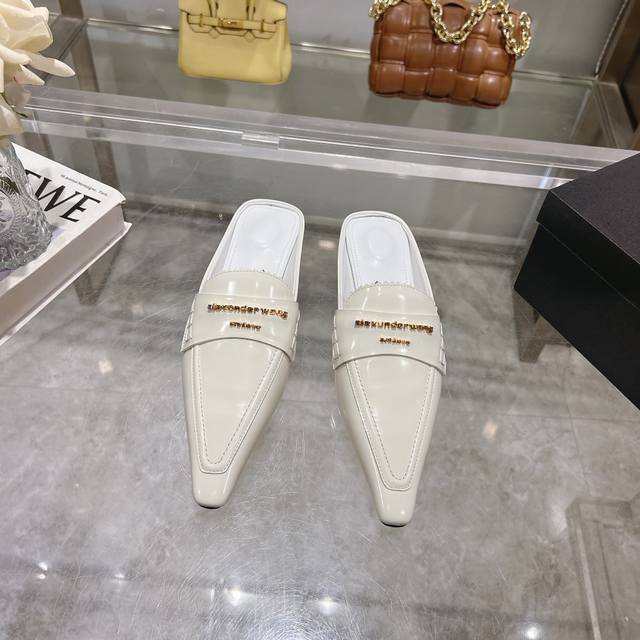 Alexander Wang亚历山大王 猫跟 半拖鞋女士奢侈品alexande Wang 搭配最潮尖头+高弹注塑材质，女王的绝佳搭配！ 金属钻扣半拖美是真的美，